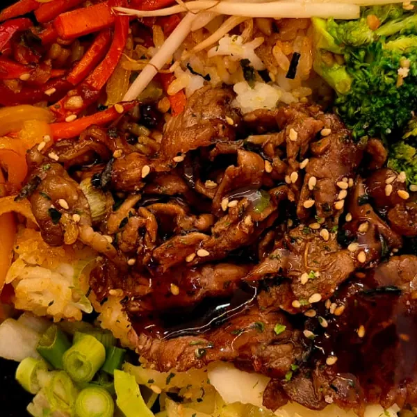 Beef bulgogi rice bowl with peppers, broccoli and bean sprouts